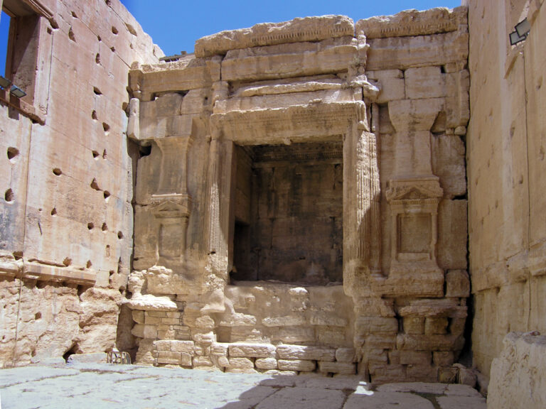 Linterno del tempio di Baal Shamin a Palmira L’antico tempio di Baal Shamin a Palmira si sbriciola sotto i colpi della dinamite. L’Isis mette in atto la distruzione della cultura pre-islamica: e il mondo resta a guardare