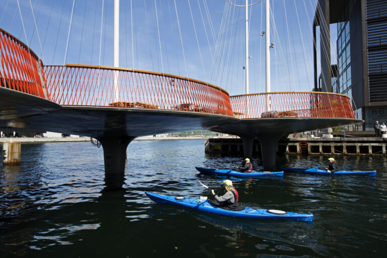 Olafur Eliasson Cirkelbroen 2015 Copenaghen Photo Søren Svendsen for Nordea fonden 4 Olafur Eliasson, un’opera monumentale per Copenaghen. L’installazione a forma di ponte pedonale: arte pubblica per una città vivibile, ecologica, a misura d’uomo