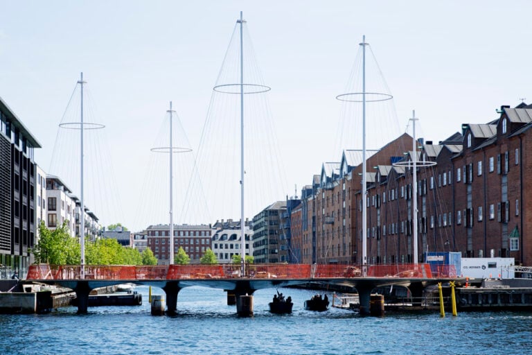 Olafur Eliasson Cirkelbroen 2015 Copenaghen Photo Søren Svendsen for Nordea fonden Olafur Eliasson, un’opera monumentale per Copenaghen. L’installazione a forma di ponte pedonale: arte pubblica per una città vivibile, ecologica, a misura d’uomo