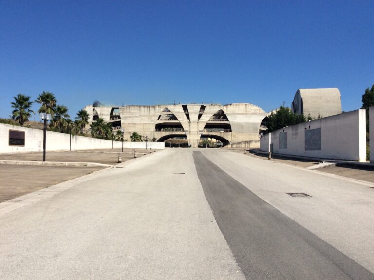 Piero Consagra edificio incompiuto Burriana / 5. Viaggio in Italia sulle tracce di Alberto Burri. Arrivo al Grande Cretto, sorto in Sicilia sulle rovine di Gibellina