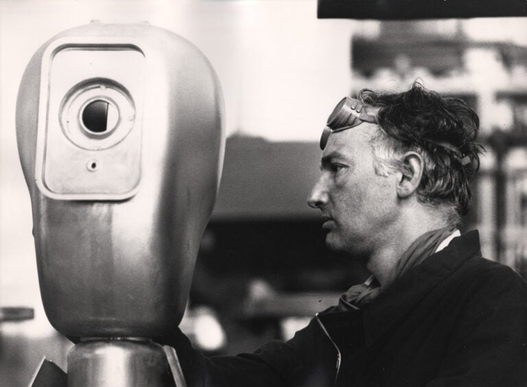 Sergio Benedetti, Ugo Guarino lavora a una scultura presso le Officine meccaniche Tebaldi di Monza, 1971