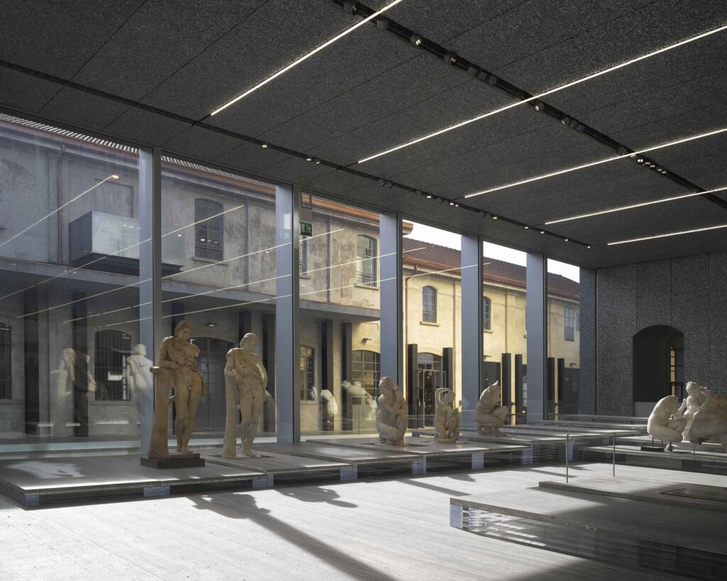 Alla Fondazione Prada di Milano si impara come si smonta una mostra. Il museo apre al pubblico il disallestimento dell’esposizione di arte classica curata da Settis