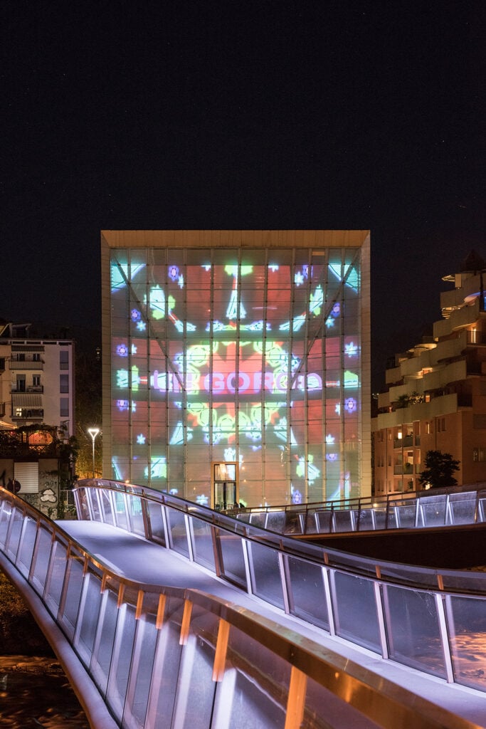 Dirsi ti amo, al Museion. Per tutto il mese di agosto la facciata mediale del museo bolzanino presenta il progetto dello Studio Mut: lettere d’amore trasformate in video