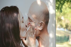 I baci shock di Thibault Stipal. A Royan, in Francia, il vandalo-censore sfregia delle foto in un parco. Un taglierino contro il libero amore