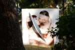 Una delle immagini de Le Baiser di Thibault Stipal dopo lo sfregio vandalico Ph. Thibault Stipal Facebook I baci shock di Thibault Stipal. A Royan, in Francia, il vandalo-censore sfregia delle foto in un parco. Un taglierino contro il libero amore