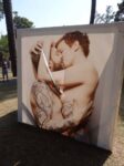 Una delle immagini de Le Baiser di Thibault Stipal dopo lo sfregio vandalico Ph. Thibault Stipal Facebook 3 I baci shock di Thibault Stipal. A Royan, in Francia, il vandalo-censore sfregia delle foto in un parco. Un taglierino contro il libero amore
