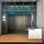 Uno degli ascensori di Richard Artschwager al Whitney Museum di New York Richard Artschwager al Whitney Museum. Se un ascensore (anzi 4) diventa un’opera d’arte pubblica