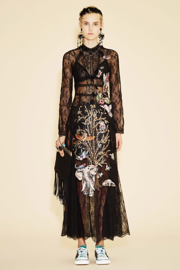 Valentino Resort 2016 3 Valentino Resort sceglie Christi Belcourt. Etnici sì, ma con ricercatezza. La maison, affezionata alle citazioni colte, collabora con l'artista nativa americana