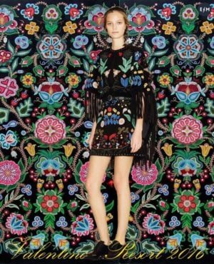 Valentino Resort sceglie Christi Belcourt. Etnici sì, ma con ricercatezza. La maison, affezionata alle citazioni colte, collabora con l’artista nativa americana