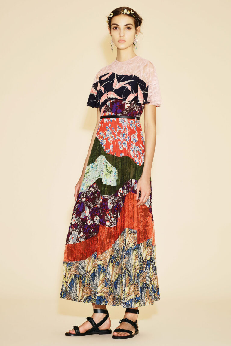 Valentino Resort 2016 6 Valentino Resort sceglie Christi Belcourt. Etnici sì, ma con ricercatezza. La maison, affezionata alle citazioni colte, collabora con l'artista nativa americana