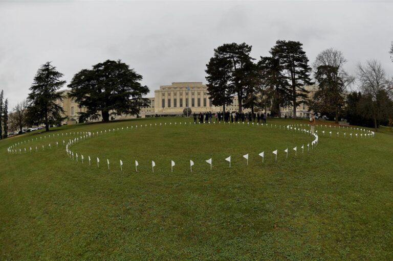 tracciato di Rebirth sul prato davanti al Palais des Nations Ginevra. foto credit Jean Marc Ferré Un Terzo Paradiso per il compleanno dell'ONU. Per i 70 anni dell'organizzazione l'Italia dona una grande installazione di Michelangelo Pistoletto: ecco le immagini della preview