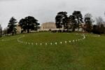 tracciato di Rebirth sul prato davanti al Palais des Nations Ginevra. foto credit Jean Marc Ferré Un Terzo Paradiso per il compleanno dell'ONU. Per i 70 anni dell'organizzazione l'Italia dona una grande installazione di Michelangelo Pistoletto: ecco le immagini della preview