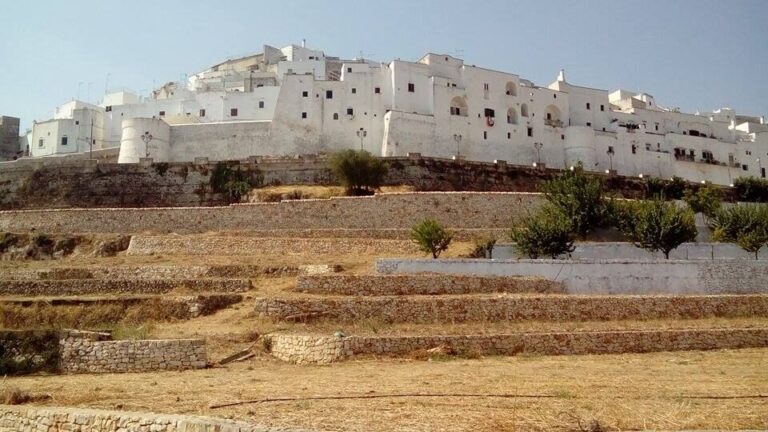 1 Apulia Gli orti terrazzati di Ostuni Puglia, al via l’Apulia Land Art Festival. Tra gli orti di Ostuni l’arte contemporanea incontra il paesaggio, con una rassegna di convegni, mostre, residenze