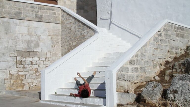 14 Calixto Ramirez Agua bajando la escalera 2015 still da video Puglia, al via l’Apulia Land Art Festival. Tra gli orti di Ostuni l’arte contemporanea incontra il paesaggio, con una rassegna di convegni, mostre, residenze