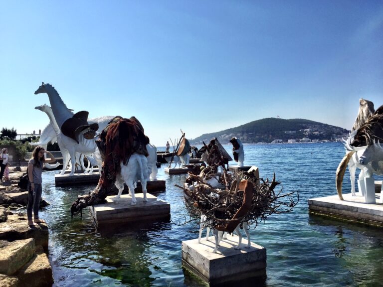 Adrian Villar Rojas Biennale di Istanbul 2015 2 Foto e video dalle opere della Biennale di Istanbul installate nell'isola di Buyukada di fronte alla città. Seguono vaghi riferimenti all'attualità