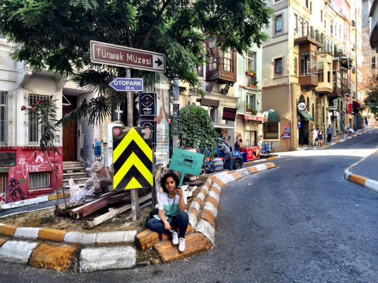 Biennale di Istanbul 2015 Beyoglu 6 Trekking urbano con buoni risultati per la Biennale di Istanbul 2015. E un video clip a riassumere le 20 sedi di Beyoglu