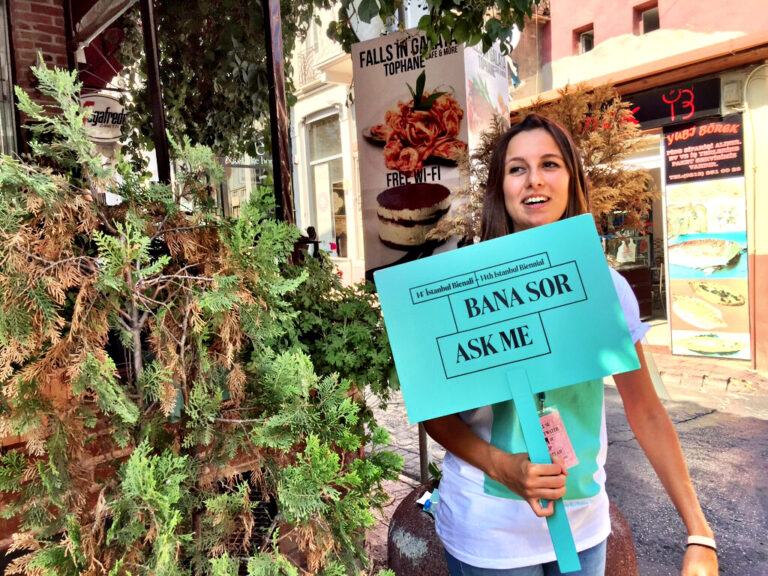 Biennale di Istanbul 2015 Beyoglu 7 Trekking urbano con buoni risultati per la Biennale di Istanbul 2015. E un video clip a riassumere le 20 sedi di Beyoglu