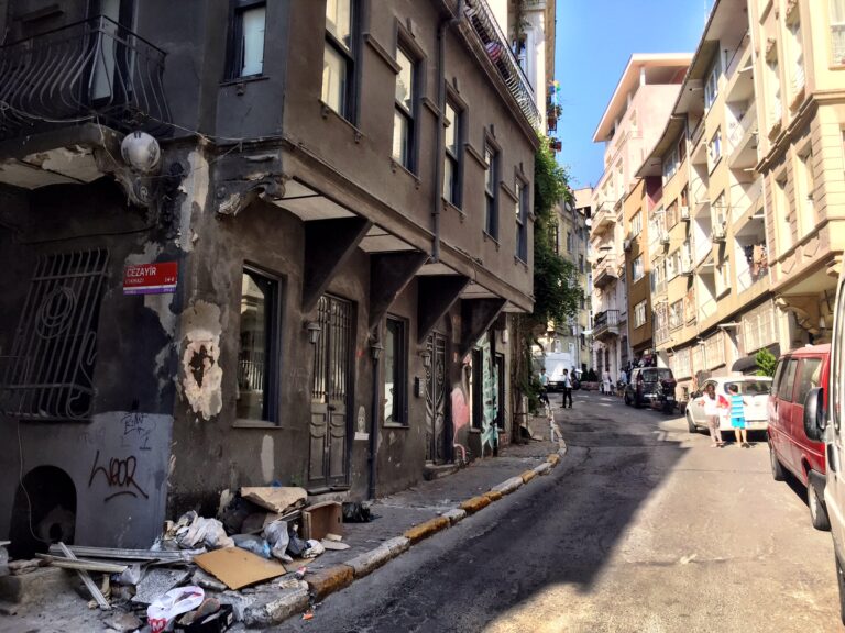 Biennale di Istanbul 2015 Beyoglu 8 Trekking urbano con buoni risultati per la Biennale di Istanbul 2015. E un video clip a riassumere le 20 sedi di Beyoglu