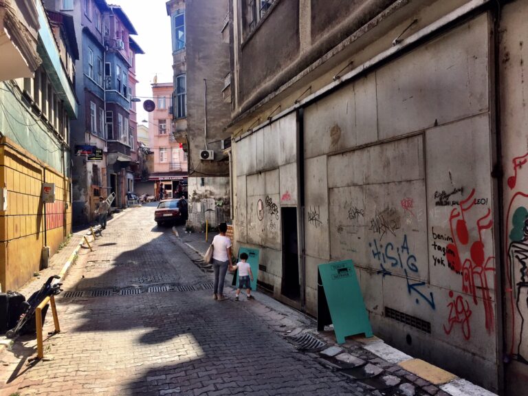 Biennale di Istanbul 2015 Beyoglu 9 Trekking urbano con buoni risultati per la Biennale di Istanbul 2015. E un video clip a riassumere le 20 sedi di Beyoglu