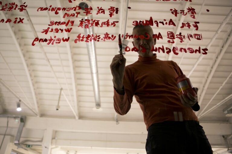 Cai Guo-Qiang durante l’allestimento di Peasant da Vincis al Museo Nazionale della Scienza e della Tecnologia Leonardo da Vinci, Milano 2015 - photo Wen-You Cai – courtesy Cai Studio