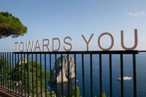 Capri, isola dell’arte. Da Santiago Sierra a Lawrence Weiner, a Bianco-Valente, per 4 mesi la creatività invade spazi pubblici e privati