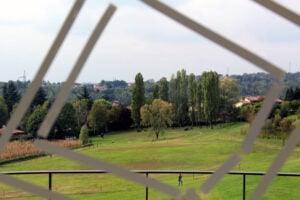 Si chiama Rossini Art Site, è uno straordinario parco di scultura immerso nel verde della Brianza. Ecco le immagini dell’ultimo progetto ospitato, dell’artista romana Chiara Mu