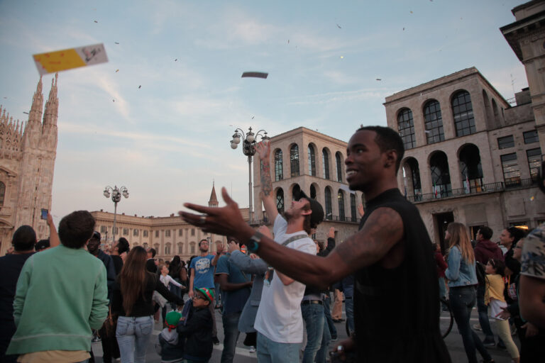 Collettivo Casagrande Bombardeo de Poemas sobre Milán foto Carlo di Pasquale 01 Una pioggia di poesie, su Milano. Ecco le straordinarie immagini della performance di poesia aerea del collettivo cileno Casagrande