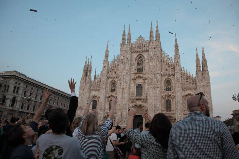 Collettivo Casagrande Bombardeo de Poemas sobre Milán foto Carlo di Pasquale 04 Una pioggia di poesie, su Milano. Ecco le straordinarie immagini della performance di poesia aerea del collettivo cileno Casagrande