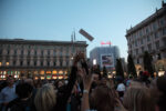 Collettivo Casagrande Bombardeo de Poemas sobre Milán foto Carlo di Pasquale 14 Una pioggia di poesie, su Milano. Ecco le straordinarie immagini della performance di poesia aerea del collettivo cileno Casagrande