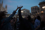 Collettivo Casagrande Bombardeo de Poemas sobre Milán foto Carlo di Pasquale 19 Una pioggia di poesie, su Milano. Ecco le straordinarie immagini della performance di poesia aerea del collettivo cileno Casagrande