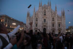 Collettivo Casagrande Bombardeo de Poemas sobre Milán foto Carlo di Pasquale 20 Una pioggia di poesie, su Milano. Ecco le straordinarie immagini della performance di poesia aerea del collettivo cileno Casagrande