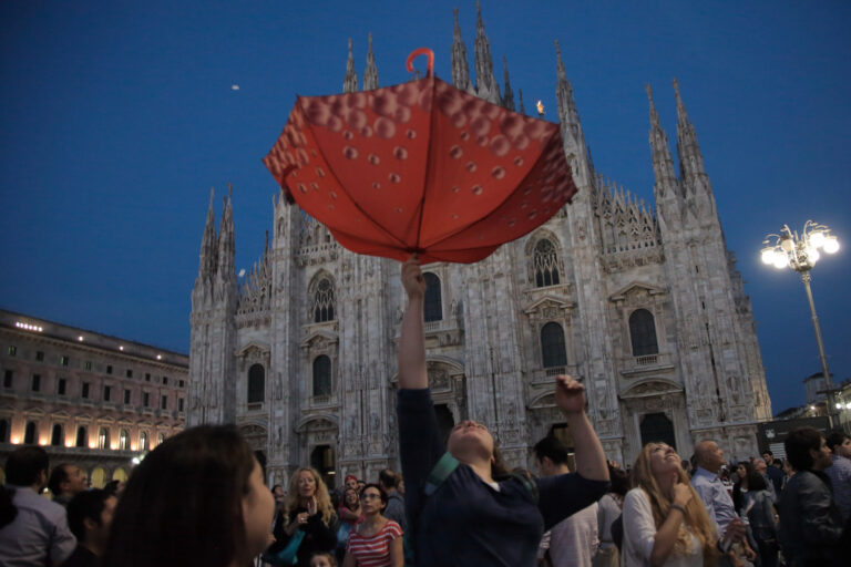 Collettivo Casagrande Bombardeo de Poemas sobre Milán foto Carlo di Pasquale 25 Una pioggia di poesie, su Milano. Ecco le straordinarie immagini della performance di poesia aerea del collettivo cileno Casagrande