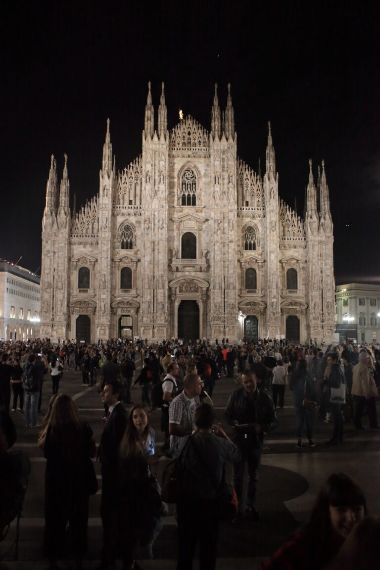 Collettivo Casagrande Bombardeo de Poemas sobre Milán foto Carlo di Pasquale 36 Una pioggia di poesie, su Milano. Ecco le straordinarie immagini della performance di poesia aerea del collettivo cileno Casagrande