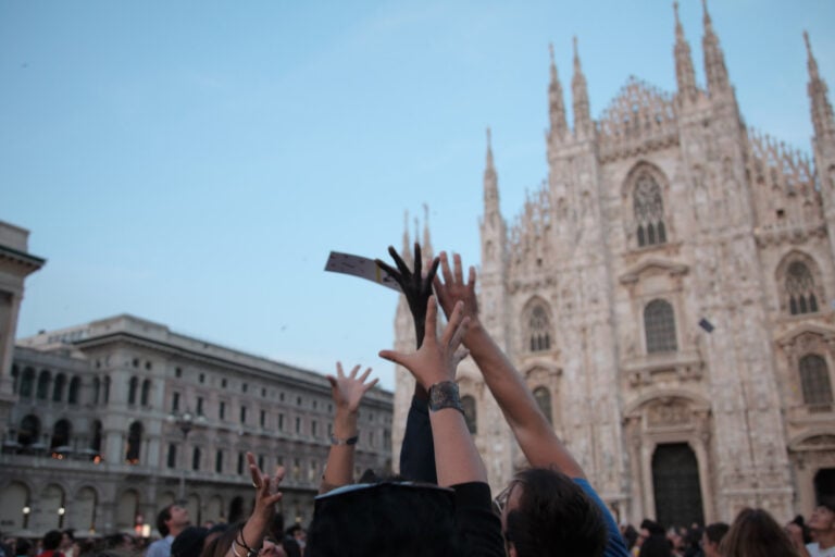 Collettivo Casagrande Bombardeo de Poemas sobre Milán foto Carlo di Pasquale 02 Una pioggia di poesie, su Milano. Ecco le straordinarie immagini della performance di poesia aerea del collettivo cileno Casagrande