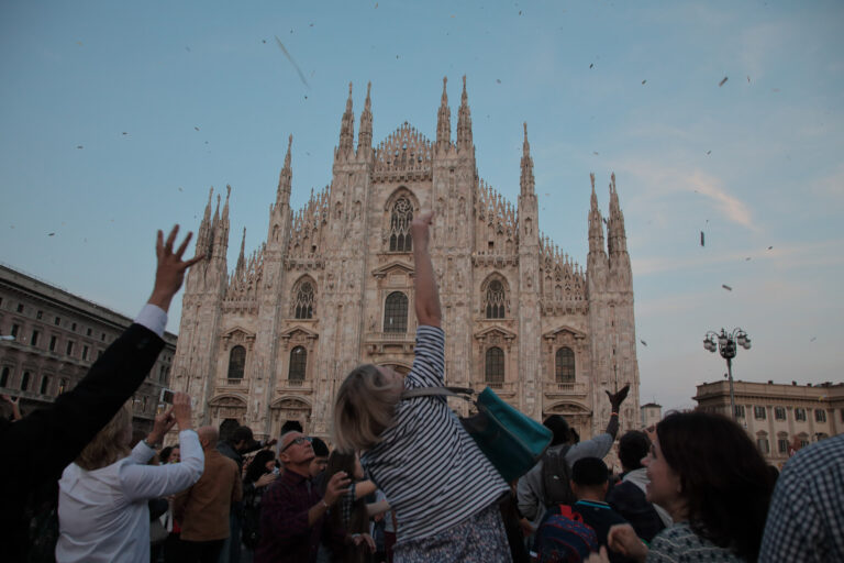 Collettivo Casagrande Bombardeo de Poemas sobre Milán foto Carlo di Pasquale 05 Una pioggia di poesie, su Milano. Ecco le straordinarie immagini della performance di poesia aerea del collettivo cileno Casagrande