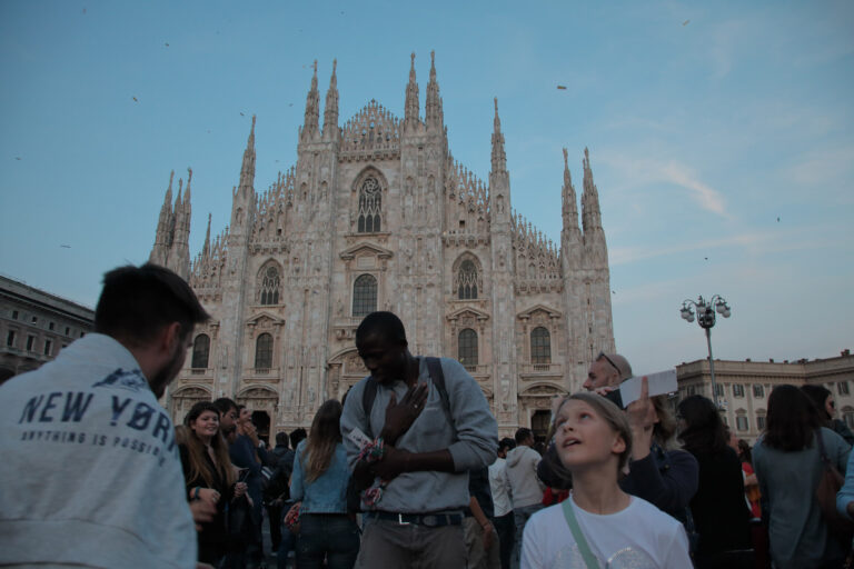 Collettivo Casagrande Bombardeo de Poemas sobre Milán foto Carlo di Pasquale 06 Una pioggia di poesie, su Milano. Ecco le straordinarie immagini della performance di poesia aerea del collettivo cileno Casagrande