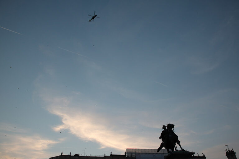 Collettivo Casagrande Bombardeo de Poemas sobre Milán foto Carlo di Pasquale 07 Una pioggia di poesie, su Milano. Ecco le straordinarie immagini della performance di poesia aerea del collettivo cileno Casagrande