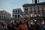 Collettivo Casagrande Bombardeo de Poemas sobre Milán foto Carlo di Pasquale 11 Una pioggia di poesie, su Milano. Ecco le straordinarie immagini della performance di poesia aerea del collettivo cileno Casagrande