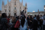 Collettivo Casagrande Bombardeo de Poemas sobre Milán foto Carlo di Pasquale 18 Una pioggia di poesie, su Milano. Ecco le straordinarie immagini della performance di poesia aerea del collettivo cileno Casagrande