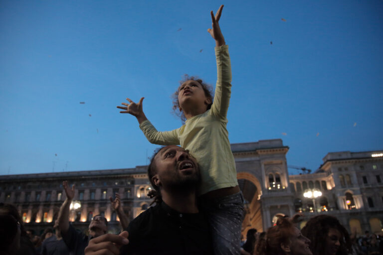 Collettivo Casagrande Bombardeo de Poemas sobre Milán foto Carlo di Pasquale 22 Una pioggia di poesie, su Milano. Ecco le straordinarie immagini della performance di poesia aerea del collettivo cileno Casagrande