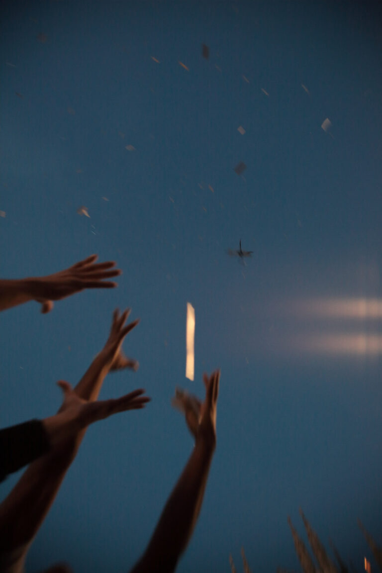 Collettivo Casagrande Bombardeo de Poemas sobre Milán foto Carlo di Pasquale 23 Una pioggia di poesie, su Milano. Ecco le straordinarie immagini della performance di poesia aerea del collettivo cileno Casagrande