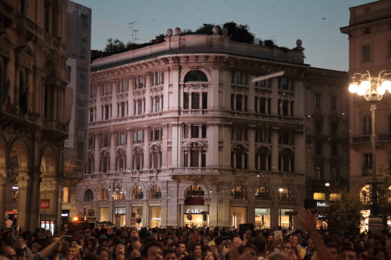 Collettivo Casagrande Bombardeo de Poemas sobre Milán foto Carlo di Pasquale 26 Una pioggia di poesie, su Milano. Ecco le straordinarie immagini della performance di poesia aerea del collettivo cileno Casagrande