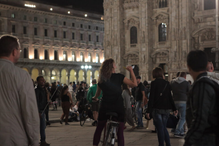 Collettivo Casagrande Bombardeo de Poemas sobre Milán foto Carlo di Pasquale 34 Una pioggia di poesie, su Milano. Ecco le straordinarie immagini della performance di poesia aerea del collettivo cileno Casagrande