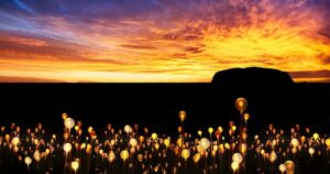 Dal Victoria & Albert Museum al deserto australiano: l’artista britannico Bruce Munro illuminerà il massiccio roccioso di Uluru con un campo di steli luminosi, rigorosamente green