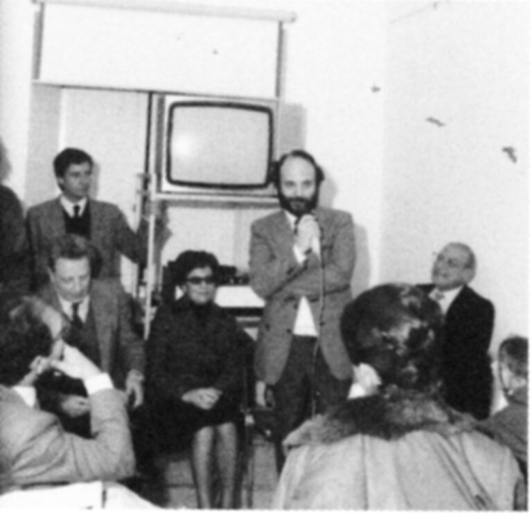 Enrico Crispolti, Alba Di Sarro, Tonino Sicoli, Filiberto Menna durante Ia mostra I PostMeridionali al Centro Di Sarro, Roma 1984