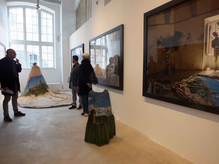 Follia Continua @Centquatre Parigi foto Silvia Neri 05 Follia Continua! Da Ai Weiwei ad Anish Kapoor, ecco le immagini della grande mostra che a Parigi celebra i 25 anni della galleria toscana