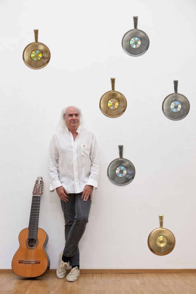 Franco Mussida a Lugano, fra musica, pittura e parole. Esperienza immersiva e meditativa con l’installazione “Suono di Sole”. Ecco le immagini