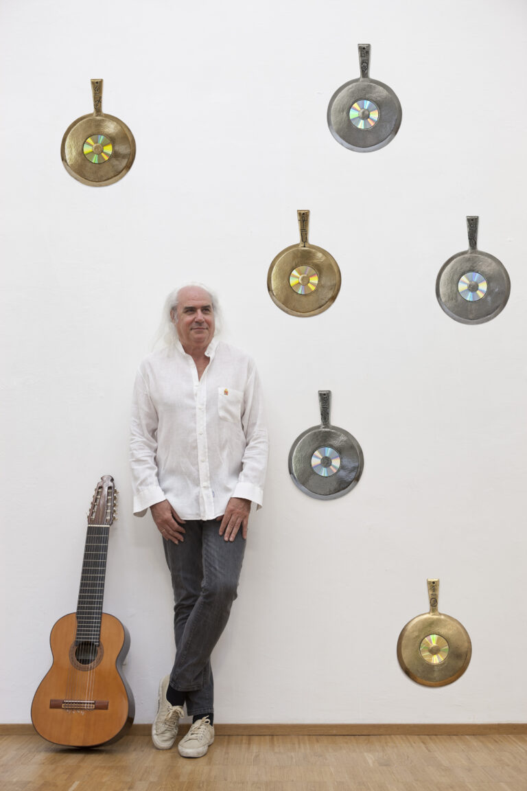 Franco Mussida fra le sue opere Franco Mussida a Lugano, fra musica, pittura e parole. Esperienza immersiva e meditativa con l’installazione “Suono di Sole”. Ecco le immagini