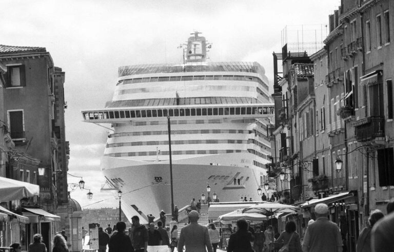 Gianni Berengo Gardin, Mostri a Venezia, 2013, courtesy of Fondazione Forma, Milano