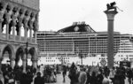 Gianni Berengo Gardin, Mostri a Venezia, 2013, courtesy of Fondazione Forma, Milano